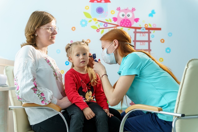 Огляд педіатрі у медичному центрі "Хелс Клінік"